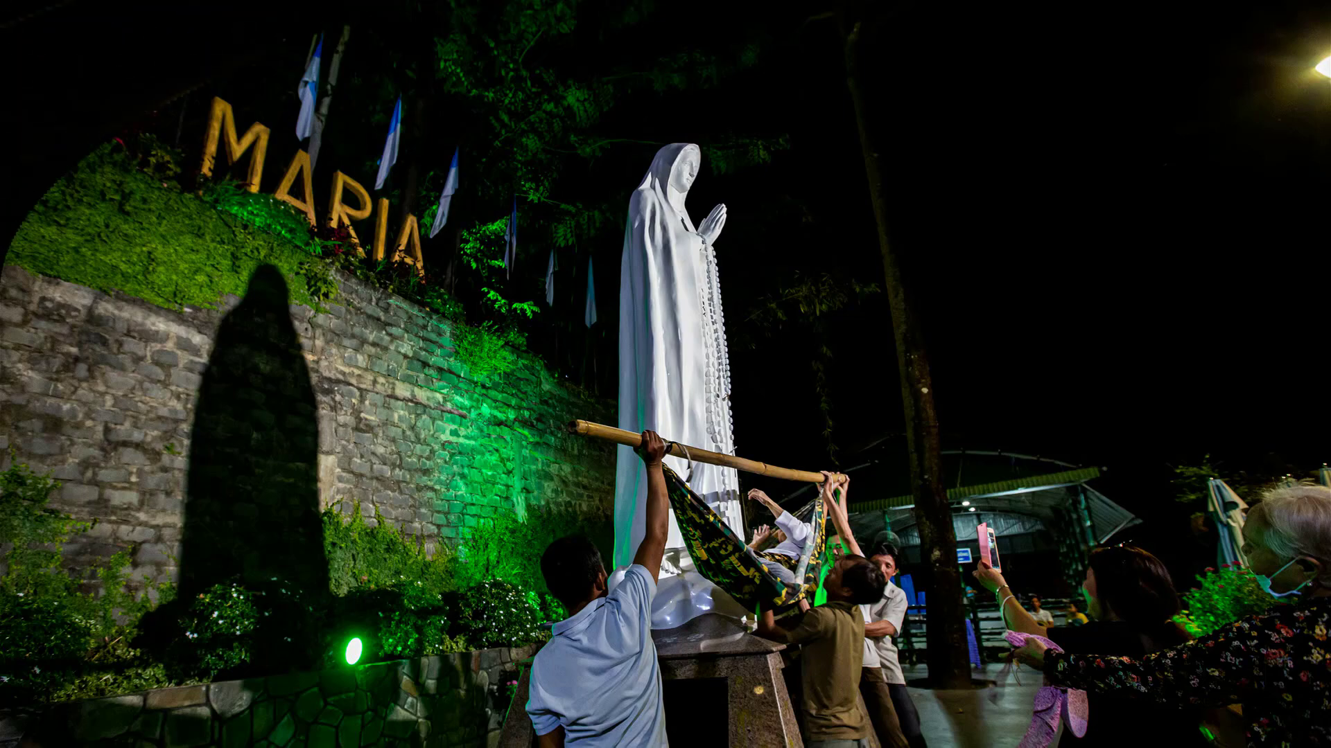 Chạm Áo Mẹ TàPao