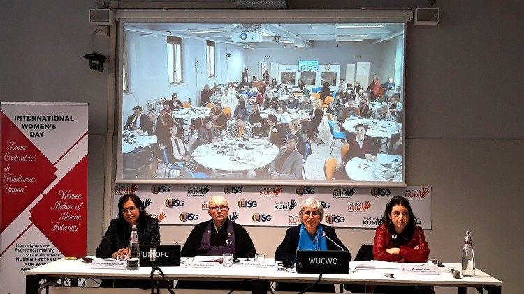 Khuôn mặt nữ tính của tình huynh đệ nhân loại