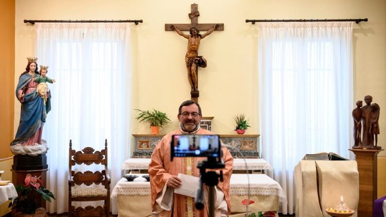 NHỜ INTERNET, LINH MỤC XA MÀ VẪN GẦN GIÁO DÂN